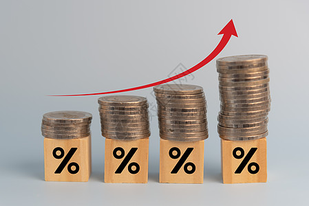 商业融资投资经济在案头上堆叠硬币 通货膨胀和红箭 用木块表示百分比薪水银行基金销售首都生长会计统计数据预算图片
