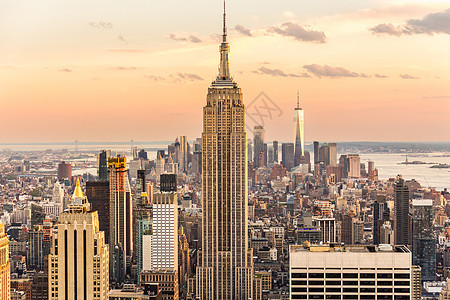 日落时纽约市天际和摩天大楼的全景市中心城市帝国天线天空鸟瞰图建筑学建筑旅行地标图片