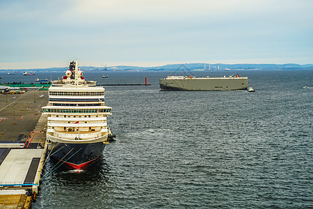 豪华船伊丽莎白女王停泊在Daikoku水面港口旅游大船巡航海浪海洋螺旋交通海岸图片