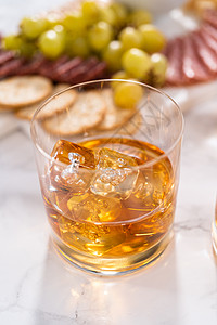 威士忌加冰块茶点玻璃熟食白色拼盘食品熟食板石头饮料大理石图片