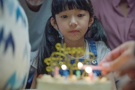 快乐的亚洲家庭祖父母和母亲庆祝生日节日晚会父母孩子祖母奶奶庆典女孩食物孙辈女儿女士图片