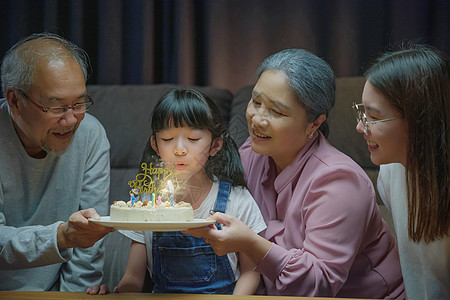 快乐的亚洲家庭祖父母亲和母亲庆祝生日节日蛋糕与蛋糕女孩微笑派对孩子们幸福后院庆典蜡烛食物孩子图片