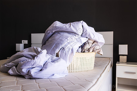 大堆床铺的床单 放在一个盆子里 准备洗衣服图片