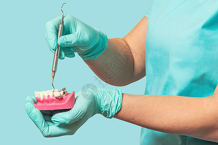 牙科医生的手和人体下巴和探测器的布局图片