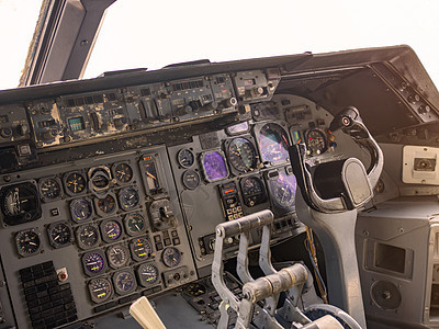 驾驶舱内飞机飞行控制开关面板罗盘机器控制板乐器航班导航电脑指标引擎座舱图片