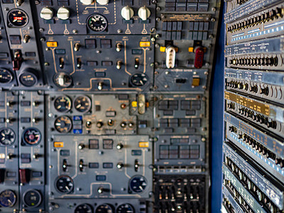 驾驶舱内飞机飞行控制开关面板航空航班控制板导航技术领航机器展示测量直升机图片