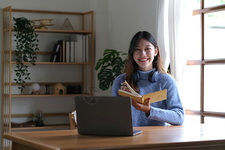 亚洲女学生在线学习班学习在线视频通话 zoom 老师 快乐的亚洲女孩用电脑笔记本电脑在线学习英语女士知识图书馆学校教育耳机大学技图片