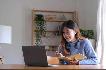 亚洲女学生在线学习班学习在线视频通话 zoom 老师 快乐的亚洲女孩用电脑笔记本电脑在线学习英语学校女性校园电话知识办公室中学图图片