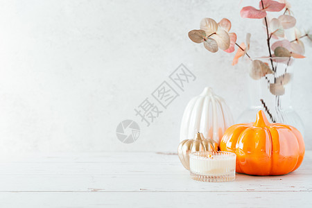 静物的细节 一杯茶或咖啡 南瓜 蜡烛 白桌背景上带叶子的早午餐 舒适房子里的家居装饰 秋季周末的概念 落叶和家居装饰房间桌子卡片图片