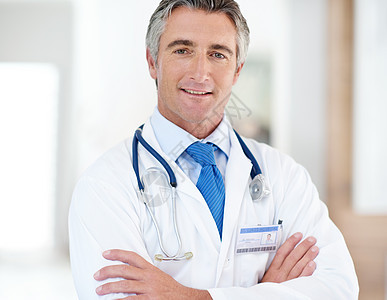 你的健康是我的事 一位男医生站在医院走廊里的画像图片