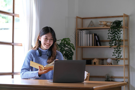 亚洲女学生在线学习班学习在线视频通话 zoom 老师 快乐的亚洲女孩用电脑笔记本电脑在线学习英语学校大学校园办公室中学图书馆女性图片