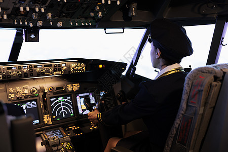 协助船长驾驶机舱指挥飞机的副驾驶员图片