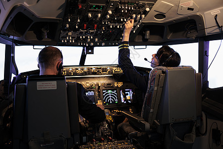 机组人员驾驶带仪表板指挥的飞机图片