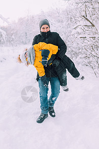 父亲和儿子的关系 冬天走步 孩子在冬天的生活里被爸爸改变喜悦父母童年成人家庭男人拥抱婴儿幸福微笑图片