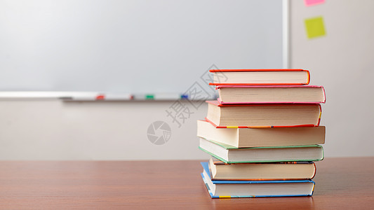 桌子上的书本和背景的板子放在桌上图片