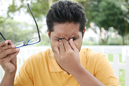 心痛的男人 眼痛很重黄色疾病卫生挫折保健眼睛痛苦症状图片