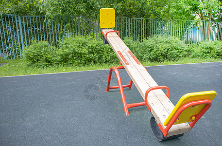 在儿童游戏区一个空户外游乐场上 以木板形式平衡摆动的摇摆玩具活动孩子假期座位孤独塑料公园乐趣青年图片
