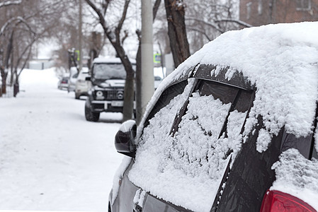 阴雪天雪花乘用车 雪闭侧门 冷雪城市景观季节玻璃汽车窗户街道天气车辆城市降雪乘客图片