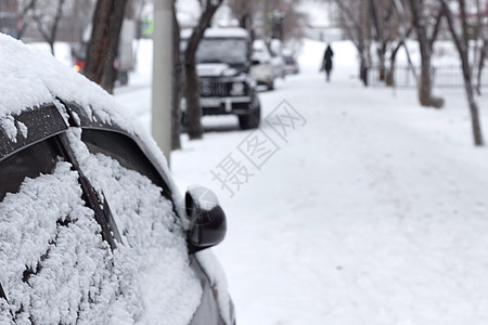 阴雪天雪花乘用车 雪闭侧门 冷雪城市景观季节天气人行道交通冻结雪花降雪窗户汽车乘客背景图片