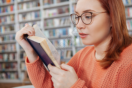 图书馆的年轻女学生人数文学大学学习图书奖学金女士女性校园管理员书店图片