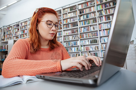 在图书馆使用计算机的女学生人数 女生图书家庭作业知识工具大学技术书柜奖学金情报互联网图片