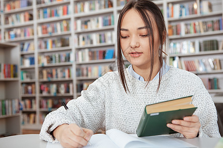 在图书馆学习的有吸引力的亚洲妇女班级图书考试情报教科书奖学金女性校园教育知识图片