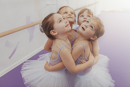 舞蹈工作室可爱的小芭蕾舞女闲暇同学裙子友谊青春期演员团体短裙舞者学习图片