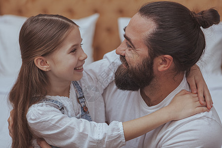 父亲和女儿在家里享受舒适的一天情绪喜悦游戏时间感情幸福闲暇男性公寓微笑图片