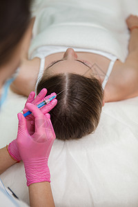 妇女接受理发病治疗注射的妇女女士注射器美容损失美容师头皮注射剂皮肤生长沙龙背景图片