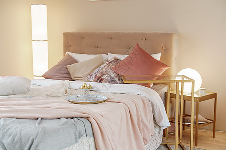 室内卧室内有浅色的木制家具和枕头 两边都有灯光地面奢华酒店软垫公寓床头建筑学住宅房间风格图片
