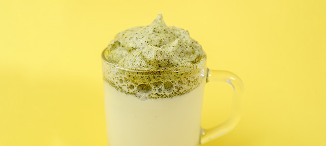 绿色茶加牛奶 玻璃中的dalgona火柴拿铁 有选择的焦点 韩国饮料 复制空间图片
