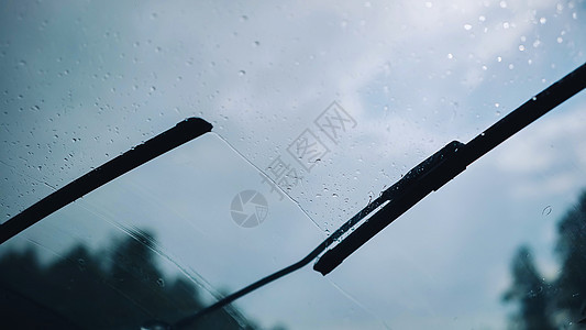 汽车刷子在雨中的工作框架挡风玻璃驾驶反射水器运动窗户风暴运输玻璃图片