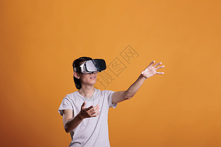 在 vr 护目镜中玩虚拟现实游戏的人图片
