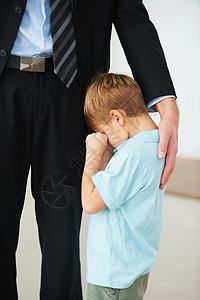 别伤心 我的儿子 父亲安慰他哭泣的年轻男孩图片