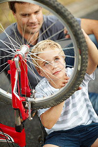 年轻父亲教他儿子如何改变自行车穿孔术 而他却无法忘记这种新技能图片