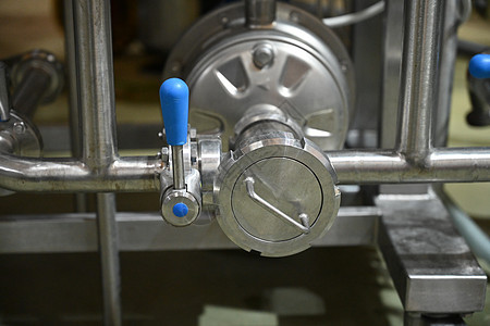 现代手工艺酿酒厂的工业内装有铬圆柱体金属啤酒罐 私人微酿造厂图片