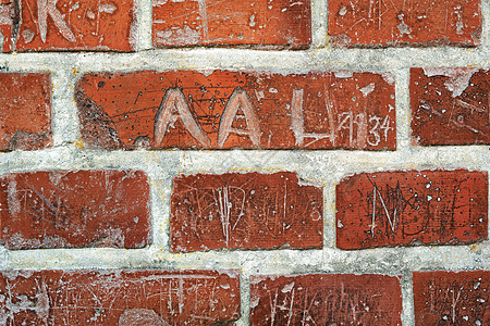 签名墙 一张老学校砖墙的照片 上面有很多学童在 120 多年的时间里写下的签名 旧时涂鸦丹麦推介会石头裁剪建筑晴天家装墙纸阳光孩图片
