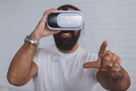 使用VR眼镜的兴奋男人惊愕电子游戏男性模拟齿轮胡须虚拟现实风镜潮人活动图片