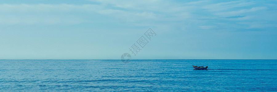 简单背景 冷淡的深蓝海钓渔船 仅白苍白的旋翼云层 无限制无限制开放图片