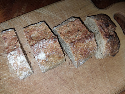 腐烂的面包切开 放在木架上棕色面粉营养糕点面包师饮食美食乡村早餐砧板背景图片