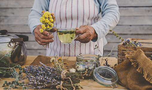 祖母用药草泡茶 有选择的焦点草地女士治疗草药花园中医师疗法叶子女性植物学图片