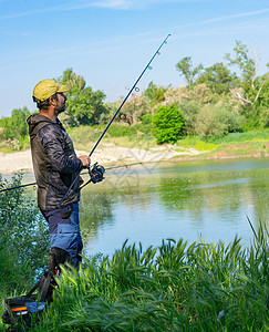 Ebro河中的鱼类捕捞垂钓者季节孙子祖父母渔夫环境微调器小伙子爱好浮桥图片