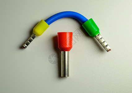 蓝色电缆 有黄色和绿色的渡渡轮 和大红渡轮 在组成中间图片