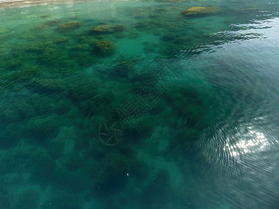 海景空中全景与水晶般清澈的蔚蓝大海和岩石海岸 在岩石背景下的美丽泻湖中的游艇 夏季旅行和度假的理想目的地的概念树木休息洞穴旅游山图片