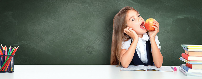 现代 快乐和可爱的少女学校女孩的肖像幼儿园微笑学生同学瞳孔黑板桌子成功知识幸福图片