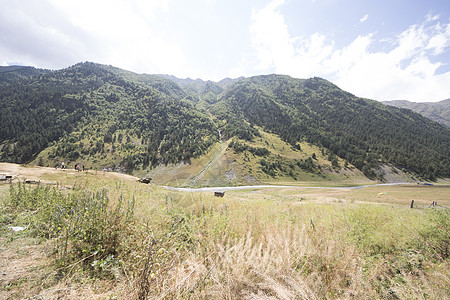 Tusheti山地景观和视野 高角度 格鲁吉亚自然爬坡地区草地旅游山脉顶峰森林远足国家小路图片