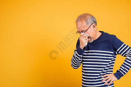 亚洲老人感冒 感冒和打喷嚏 因疾病病毒问题使用组织成人流感眼镜长老感染哮喘男人过敏鼻子发烧图片