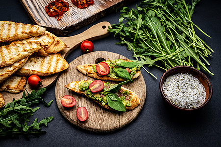 素食菜Bruschettas加瓜卡莫莱和樱桃西红柿胡椒蔬菜面包食物盘子小吃乡村美食洋葱早餐背景