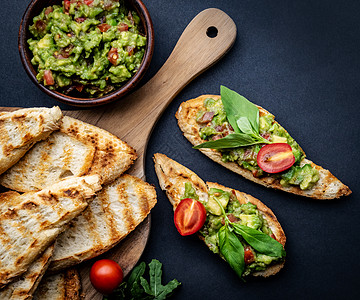 Bruschettas加瓜卡莫莱和樱桃西红柿盘子蔬菜面包食物早餐午餐沙拉香料乡村美食图片