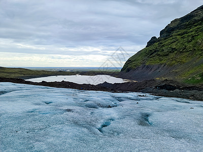 冰岛Jokulsarlon冰川上的蓝色冰层的近距离观察气候天空冰山环境材料风暴探索假期戏剧性旅行图片